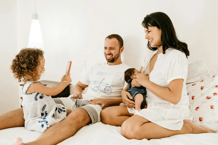 Família brincando junta em casa