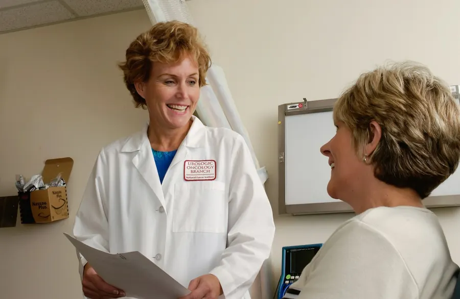 Médica sorrindo ao atender uma paciente