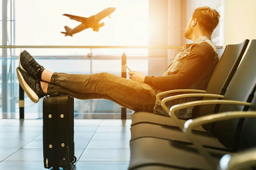 Viajante relaxado no aeroporto esperando o voo